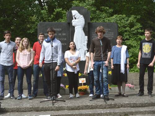 Teilnehmer der Internationalen Jugendbegegnung "Aus der Vergangenheit für die Zukunft. Jugend bewegt Europa" am 8. Mai 2015
