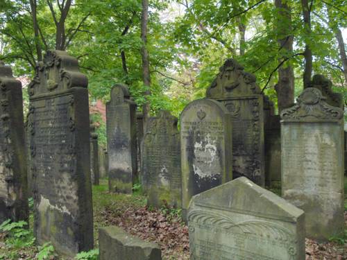 Verwitterte Grabsteine auf dem jüdischen Friedhof an der Oberstraße