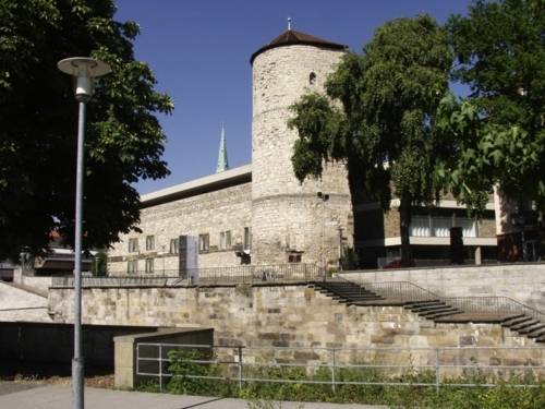 Blick auf die Leinepromenade und das Historische Museum