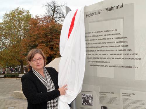 Marlis Drevermann enthüllt die Gedenk- und Erinnerungstafel am Holocaust-Mahnmal auf dem Opernplatz