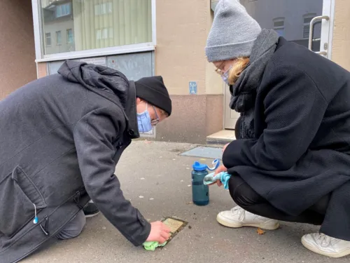 Putzen: Anna Alena Kaspar und Alexander Ludewig in Aktion