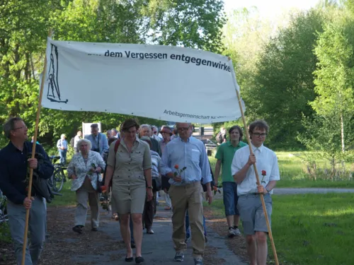 Gedenkmarsch zur Erinnerung an die ehemaligen Häftlinge des KZ Stöcken am 8. Mai 2016