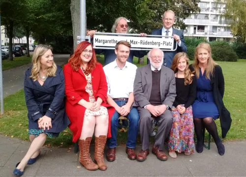 Rainer-Jörg Grube und Stefan Schostok mit Nachfahren der Rüdenbergs vor dem frisch enthüllten Straßenschild. 