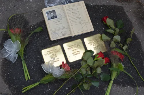 Stolpersteinverlegung in der Heinrich-Stamme-Str. 3: Dagobert "David", Minna und deren Sohn Erwin Meyer, dessen Ausweis von Angehörigen mitgebracht wurde.