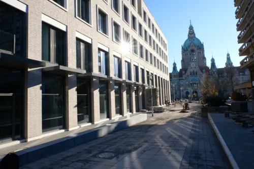 Außengebäude des Lernorts mit Sicht zum Rathaus