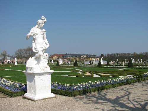 Statue und Blumenbeete im Großen Garten in Herrenhausen