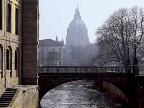 Leine Brücke mit Rathaus im Hintergrund