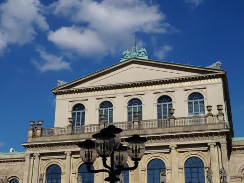 Teilansicht des Opernhauses