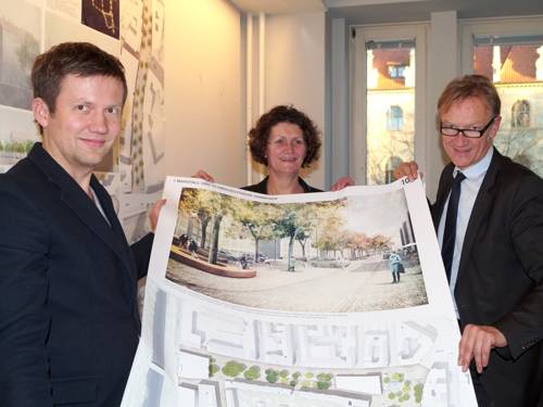 Leonard Grosch, Hanna Kreisel-Liebermann und Uwe Bodemann mit einem großformatigen Druck des Siegerentwurfs des Bauwettbewerbs Am Marstall