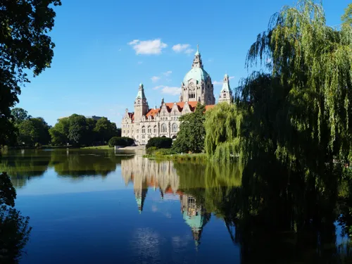 Das Neue Rathaus im Spätsommer vom Maschteich aus gesehen
