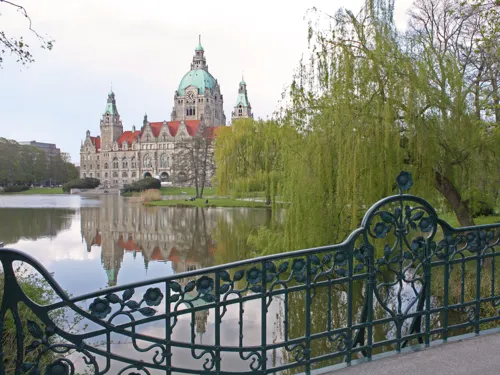 Maschpark-Brücke mit Rathaus im Hintergrund