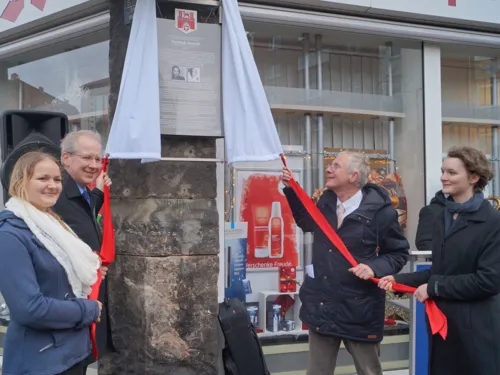 Stefan Schostok und Thomas Walter enthüllten die neue Stadttafel – und werden dabei unterstützt von Michelle Borchers (li.) und Luise Heise, Schülerinnen des Hannah-Arendt-Schüler-Lehrstuhls an der Helene-Lange-Schule