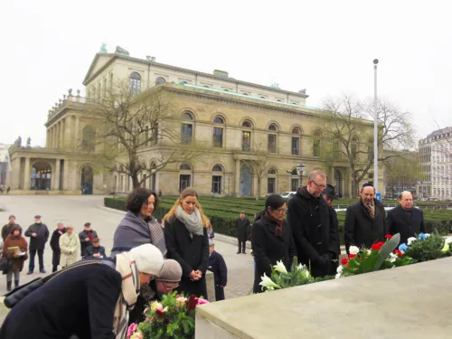 Innehalten am Mahnmal: Regine Kramarek und Axel Priebs sowie Vertreterinnen und Vertreter der jüdischen Gemeinden