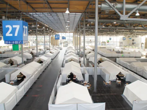 Zeltd&ouml;rfer in der Messehalle 27