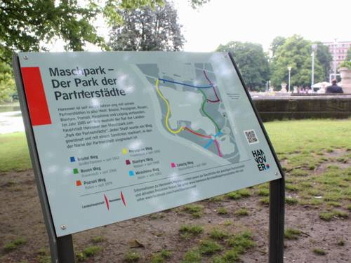 Infotafel über den Park der Partnerstädte