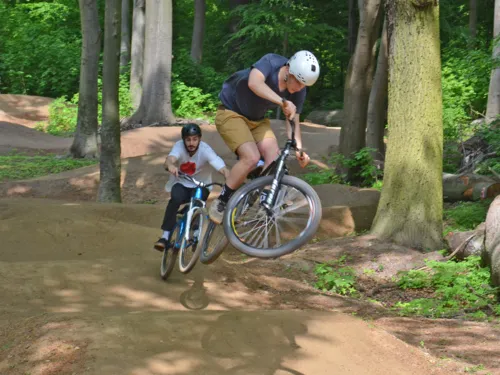 Mountainbiker auf dem neuen Parcours in Aktion