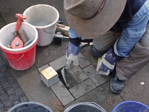 Gunter Demnig verlegt Stolpersteine für Kurt und Ernst Schwitters