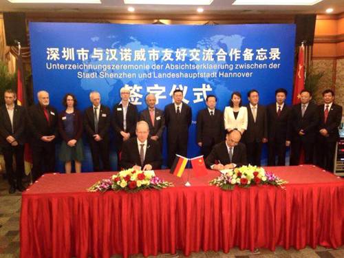 Hannovers Oberbürgermeister Stefan Schostok und sein chinesischer Amtskollege XU Qin bei der Unterzeichnung der Kooperationsvereinbarung