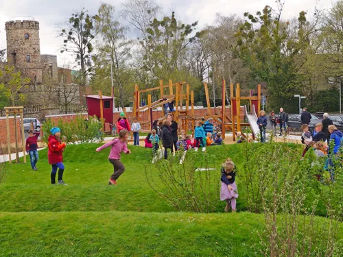 Spielende Kinder auf dem Au&szlig;engel&auml;nde der Kita Herrenhausen