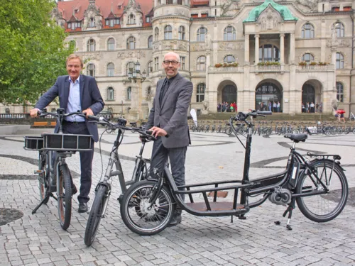 Hannovers Stadtbaurat Uwe Bodemann und Metropolregion-Geschäftsführer Raimund Nowak starten das Pedelec-Verleihsystem
