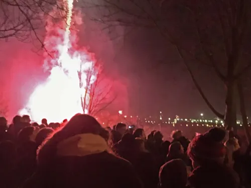 Feuerwerk auf einem gro&szlig;en Platz.