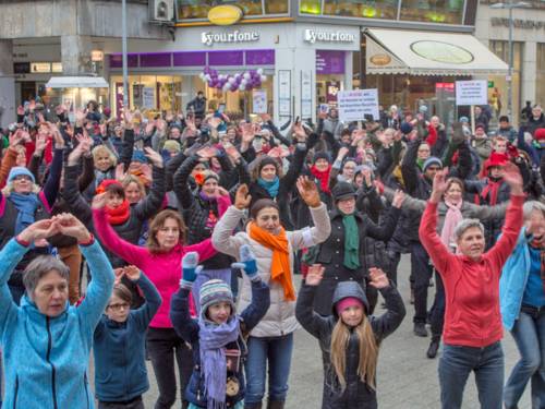 Tanzende Menschen am Kröpcke im Rahmen von One Billion Rising 2016