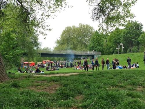 Grünfläche, auf der Menschen grillen. 