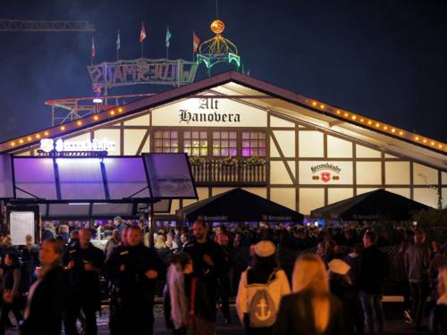 Eine Festhalle am Abend von außen.