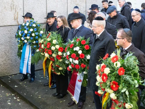 Kranzniederlegung am Mahnmal der "Neuen Synagoge" in der Roten Reihe