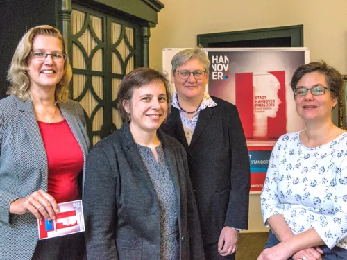 Vier Frauen bei der Bekanntgabe der Preisträgerin des Stadt-Hannover-Preises