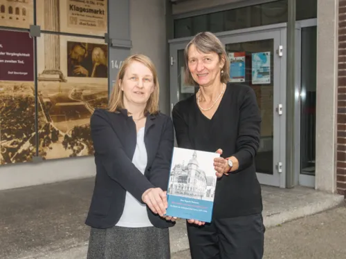 Zwei Frauen präsentieren ein Buch