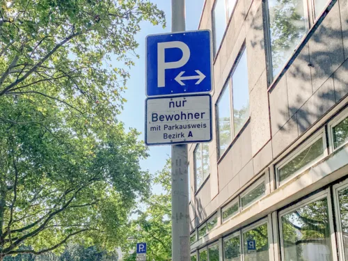 Ein Straßenschild, das auf eine Parkzone für Bewohner hinweist