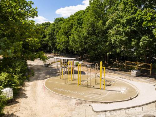 Ein Spielplatz im Grünen, ohne Menschen. 