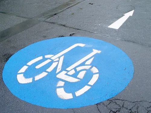 Ein weißer Strichmännchen-Radfahrer auf blauem Grund