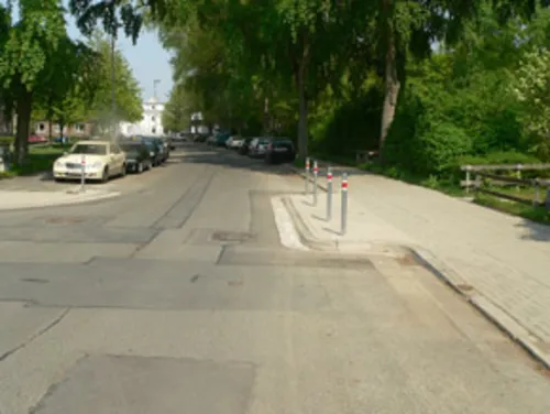 Foto der installierten Querungshilfe an der Heinrich-Heine-Straße