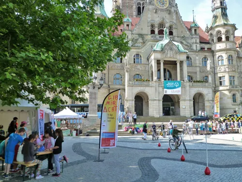 Schülerinnen und Schüler üben auf dem Trammplatz vor dem Rathaus Slalomfahren mit dem Fahrrad