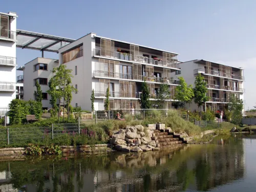 Geschosswohnungsbauten am Wasser