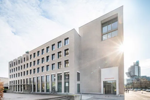 Neubau am Firedrichswall, an der Straßenecke zum Theodor-Lessing-Platz
