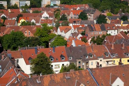 Rote Häuserdächer in Hannover von oben betrachtet.