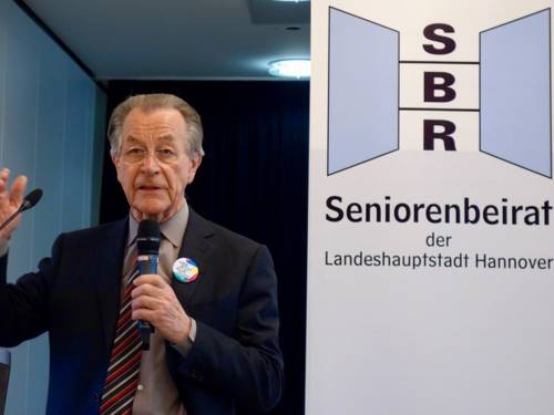Franz Müntefering spricht auf der Delegiertenversammlung des Seniorenbeirates der Landeshauptstadt Hannover.