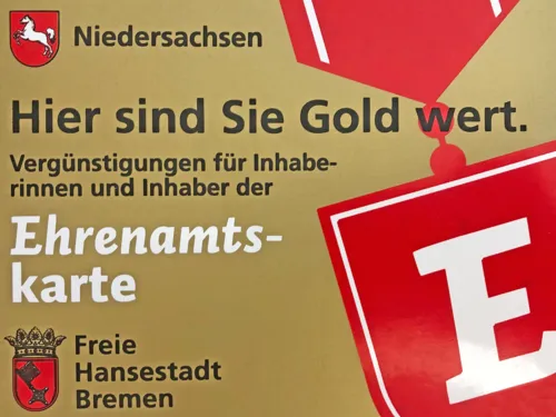Die goldfarbene Ehrenamtskarte ist so groß wie eine Scheckkarte und trägt die Aufschrift "Hier sind Sie Gold wert - Vergüngstigungen für Inhaberinnen und Inhaber der Ehrenamtskarte".