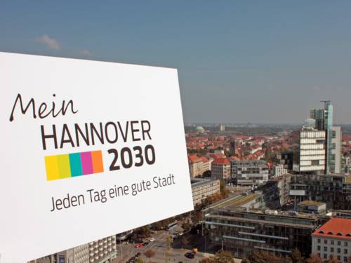 Blick vom Rathausturm auf das Gebäude der Nord LB - im Vordergund das Logo vom Stadtdialog "Mein Hannover 2030"