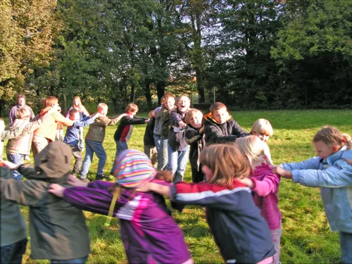 Mehrere Kinder tanzen einen Reigen