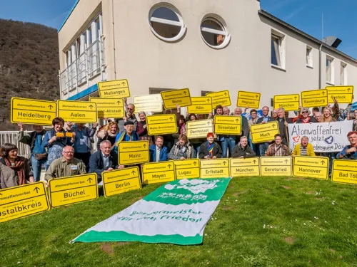 Gruppenfoto: Mit symbolischen Ortsschildern mit der Aufschrift "Atomwaffenverbot" zeigen Bürgermeisterinnen und Bürgermeister, Abgeordnete und Friedensaktivisten ihre Haltung für ein weltweites Atomwaffenverbot.
