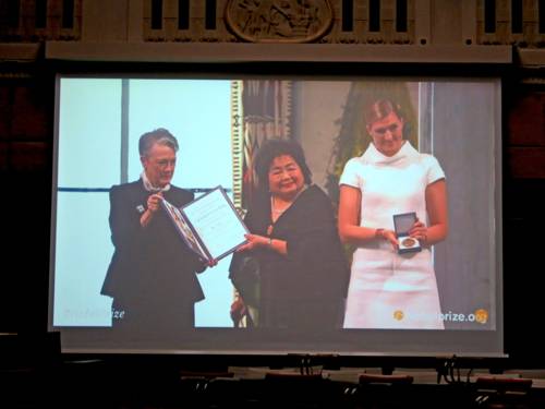 Auf einer Leinwand im Hodlersaal des Hannoverschen Rathauses wird die Verleihung des Nobelpreises an zwei Preisträgerinnen gezeigt.