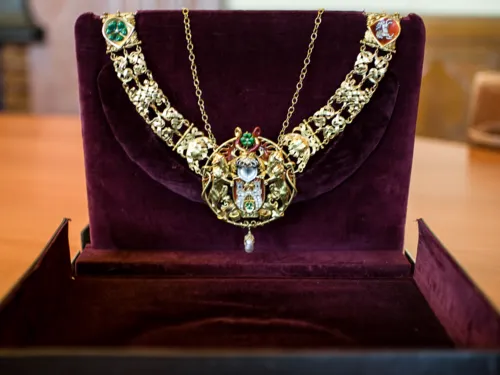 Die goldene, reich verzierte Amtskette des Oberbürgermeisters