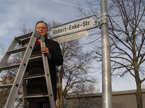 Oberbürgermeister Weil enthüllt das Schild der Robert-Enke-Straße