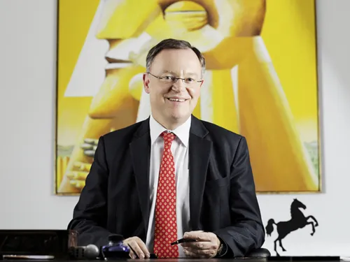 Stephan Weil an seinem Schreibtisch