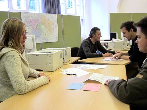 Nachgestellte Szene eines Informationsgesprächs zwischen Wahlhelfern und Wählern