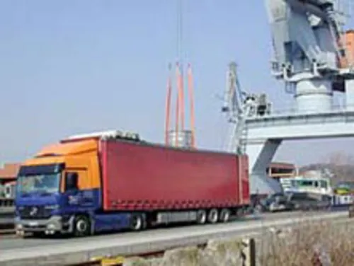 LKW Sattelschlepper im Hafen beim Beladen